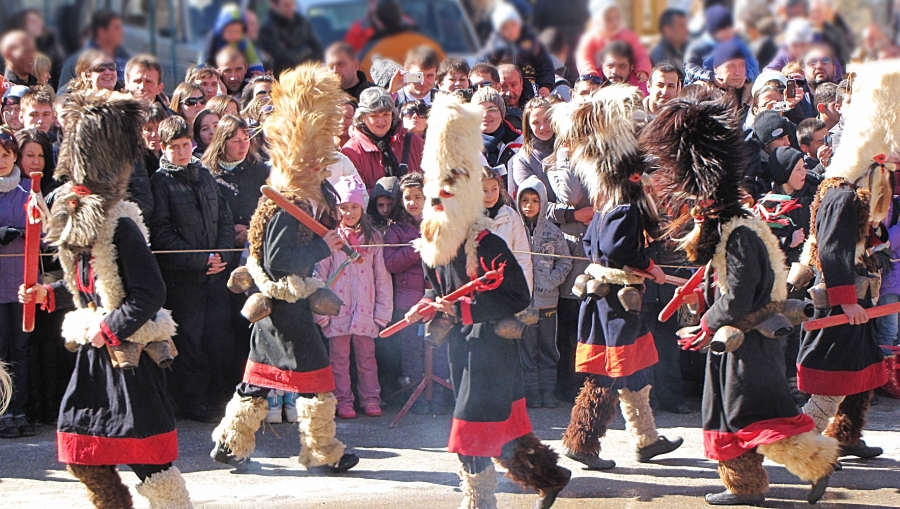 ブルガリア　クケリ祭の様子です。